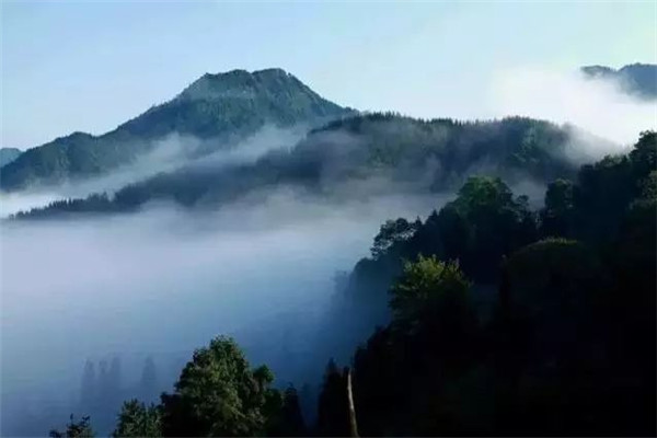 游溧阳北湖亭望瓦屋山怀古赠同旅