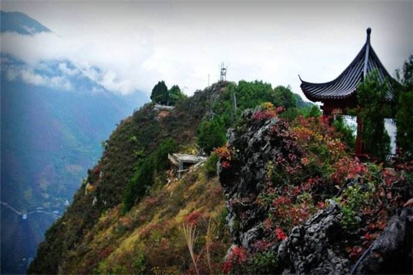 自巴东舟行经瞿唐峡登巫山最高峰还题壁