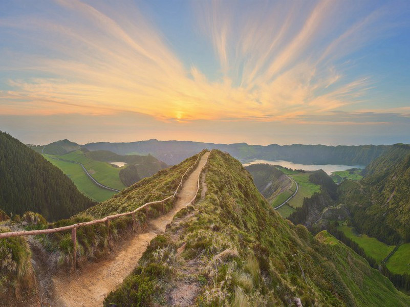 白日登山望烽火,黄昏饮马傍交河的意思出处诗名赏析